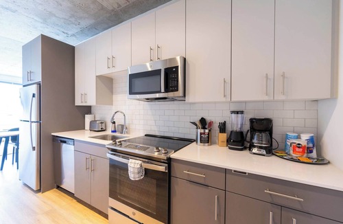 River North House | 4BR Modern Urban Escape, Walk to Zoo, Lakefront & Red Line