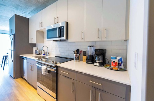 River North House | 4BR Modern Urban Escape, Walk to Zoo, Lakefront & Red Line