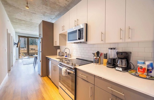 River North House | 4BR Modern Urban Escape, Walk to Zoo, Lakefront & Red Line