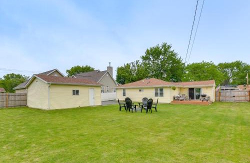 Twin Lakes House | 5 Houses to Elizabeth Lake! Family Getaway w/Yard