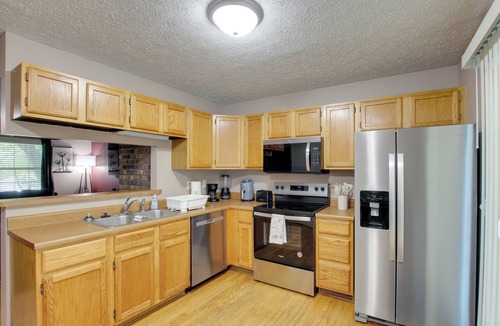 Quad Cities House | 5 Mi to Downtown Davenport! Townhome w/Patio