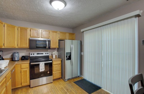 Quad Cities House | 5 Mi to Downtown Davenport! Townhome w/Patio