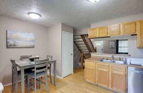 Quad Cities House | 5 Mi to Downtown Davenport! Townhome w/Patio