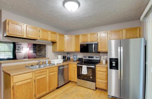 Quad Cities House | 5 Mi to Downtown Davenport! Townhome w/Patio