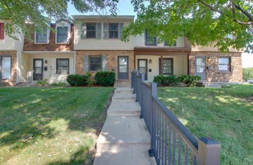 Quad Cities House | 5 Mi to Downtown Davenport! Townhome w/Patio