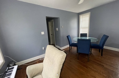 Woodlawn Apartment | 5 mins from Chicago U. Family sized apt with balcony & back yard. Free parking!
