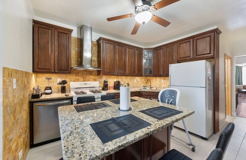 Lakeview Apartment | 5 Minutes to Wrigley and Beach - Games and Arcades - Garage - Sleeps 10 - Pet Friendly