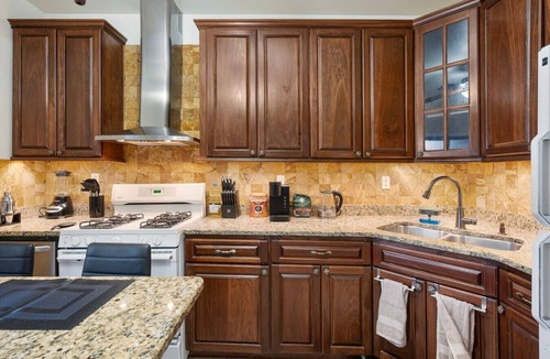 Lakeview Apartment | 5 Minutes to Wrigley and Beach - Games and Arcades - Garage - Sleeps 10 - Pet Friendly