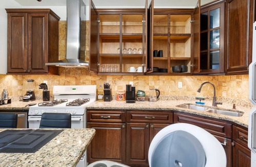 Lakeview Apartment | 5 Minutes to Wrigley and Beach - Games and Arcades - Garage - Sleeps 10 - Pet Friendly