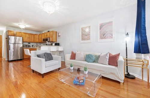 Lakeview Apartment | 5 Minutes to Wrigley + Sauna + Games Free Parking
