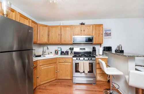 Lakeview Apartment | 5 Minutes to Wrigley + Sauna + Games Free Parking