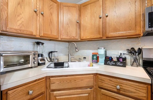 Lakeview Apartment | 5 Minutes to Wrigley + Sauna + Games Free Parking