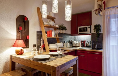 Brides-les-Bains Apartment | 50m from resort center, 2nd floor, view street, balcony, 26m², Brides Les Bains