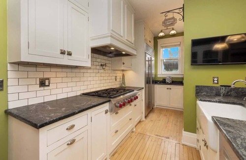 Brewers Hill House | 5BR Luxury Retreat With Huge Garage & 3 King Beds!