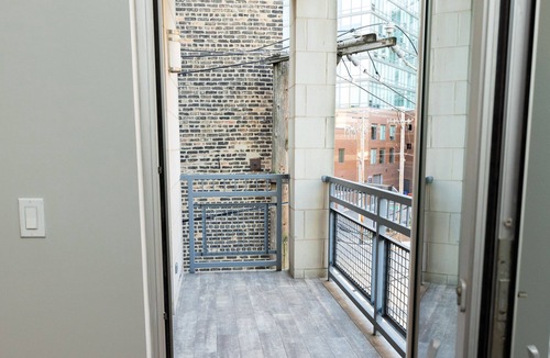River West Apartment | 5min to Wicker, Dtown | Quiet Flat + W&D | Zencity