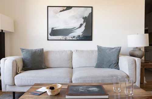 Ravenswood Apartment | 5min to Wrigley, Aragon | Quiet w/ View | Zencity