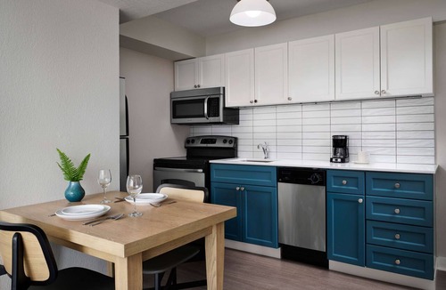 Streeterville Hotel | A Place You'll Surely Enjoy! Full Kitchen, Free Breakfast, Pets Allowed