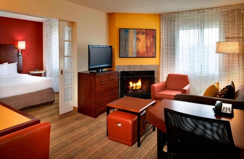 Warren Hotel | A Place You'll Surely Enjoy! Minutes to Detroit Zoo, Free Breakfast, Parking!