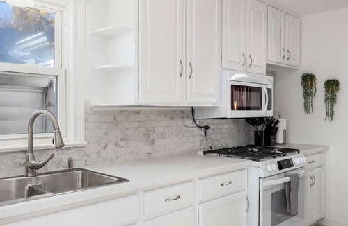 Peoria Heights House | A Pop of Color - 3BD in the Heights w/3 King Beds