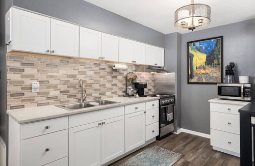 Bartonville House | A Post-Impressionist`s Muse: 2BD close to PIA