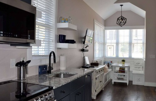 Ottawa House | A Quaint, Inviting Retreat