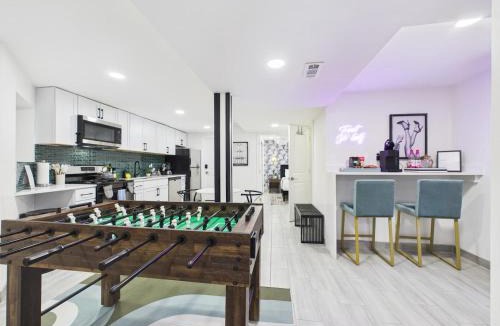 Wrigleyville House | Addison Art Deco Manor Garage
