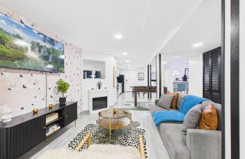 Wrigleyville House | Addison Art Deco Manor Garage