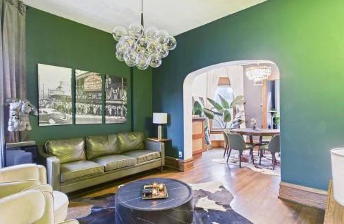 Wrigleyville House | Addison Art Deco Manor Garage