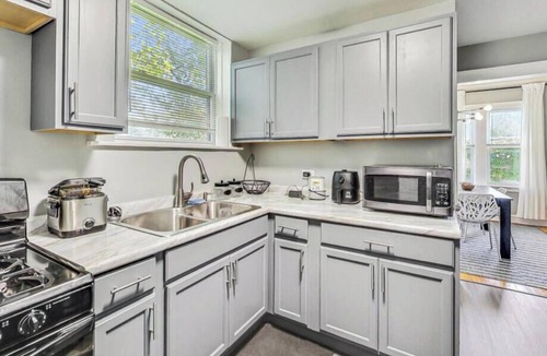 South Chicago House | Adorable 1-bedroom building with AC in beautiful Chicago