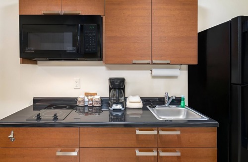 Council Bluffs Hotel | Affordable + Spacious Room Near Omaha's Henry Doorly Zoo & Bob Kerrey Pedestrian