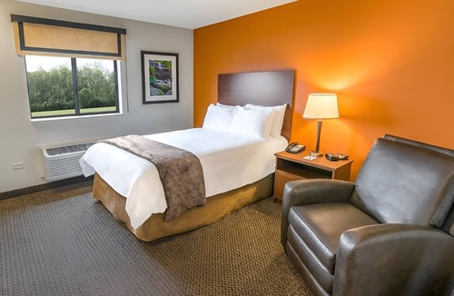 Council Bluffs Hotel | Affordable + Spacious Room Near Omaha's Henry Doorly Zoo & Bob Kerrey Pedestrian