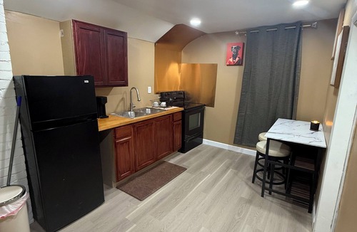 Detroit House | Alma gardens inn - Charming 2-bedroom house with fireplace