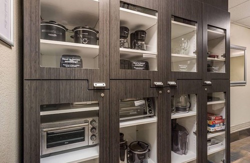 Waukegan Apartment | Always a Great Idea To Unwind, Kitchen, Pets Allowed, Private Parking