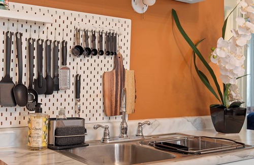 Burnham Park House | Amazing 2 king bedrooms/Near Downtown Milwaukee/Free parking/WI-FI/Netflix