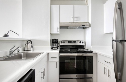 Streeterville Apartment | Amazing Streeterville 1BR w/Gym, Pool, near Navy Pier, by Blueground