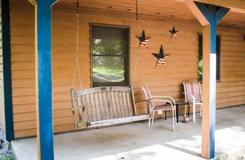 Triumph Cabin | Americana cabin near Starved Rock at Kishauwau Cabins - Romantic 2 person cabin