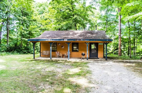 Triumph Cabin | Americana cabin near Starved Rock at Kishauwau Cabins - Romantic 2 person cabin