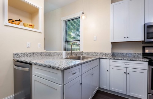 South Haven House | Americana. Large Historic Home. Dogs Welcome. Walk to Downtown and Beach!