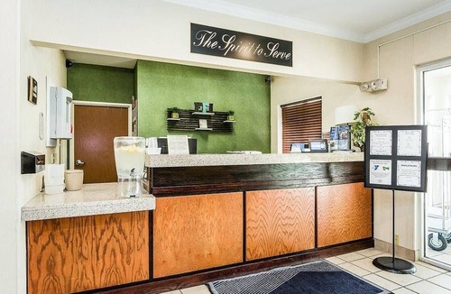 Davenport Hotel | AmericInn by Wyndham Davenport