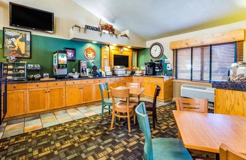 Hampton Hotel | AmericInn by Wyndham Hampton