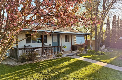 Como Cabin | Anchor & Oak Cabins | Lake Como Retreat – 2 Cabins, 4 Bed/2 Bath - Sleeps 7