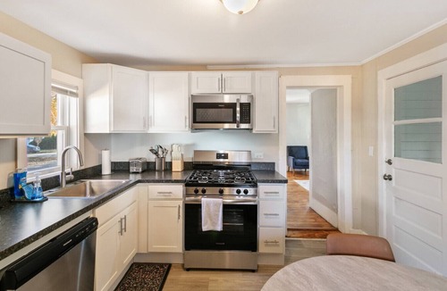 Libertyville House | Anchor’s Away! 3BR Home by Great Lakes Base in DT