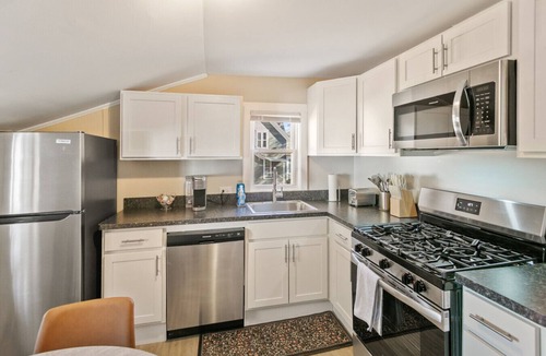 Libertyville House | Anchor’s Away! 3BR Home by Great Lakes Base in DT