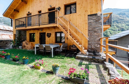 La Perriere Apartment | Apartment 'Agréable 3 Étoiles App 4' with Mountain View, Wi-Fi and Air Conditioning