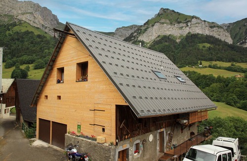 Montmin Apartment | Apartment 'Gite La Ferme' with Mountain View, Balcony and Wi-Fi