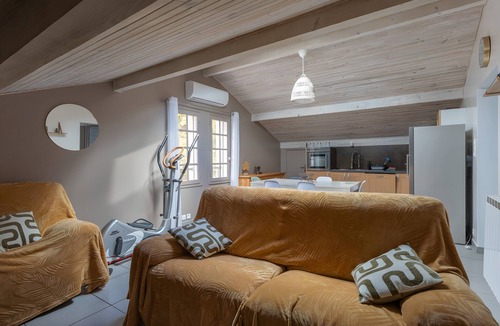 Hasparren Apartment | Apartment 'Maison Xara-heguia' with Air Conditioning
