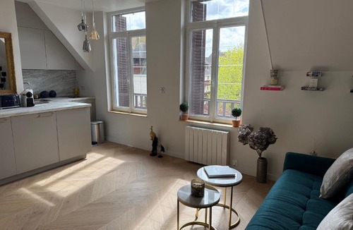 Deauville City Centre Apartment | Appartement dans une Villa deauvillaise avec grand jardin, entièrement rénové, vue Hôtel Royal et vue mer, 4 couchages, 1 parking gratuit