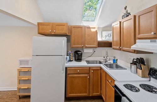 Libertyville House | Apt W/heated garage Libertyville Near Naval Base