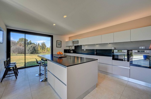 Aix-en-Provence House | Architect-designed villa Aix-en-Provence 5 bedrooms swimming pool, parking and large grounds