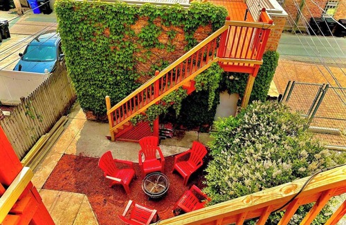 Lincoln Park Apartment | Ashland House: a roomy 3BR/2BA duplex with a rooftop deck, on the Lincoln Park border.